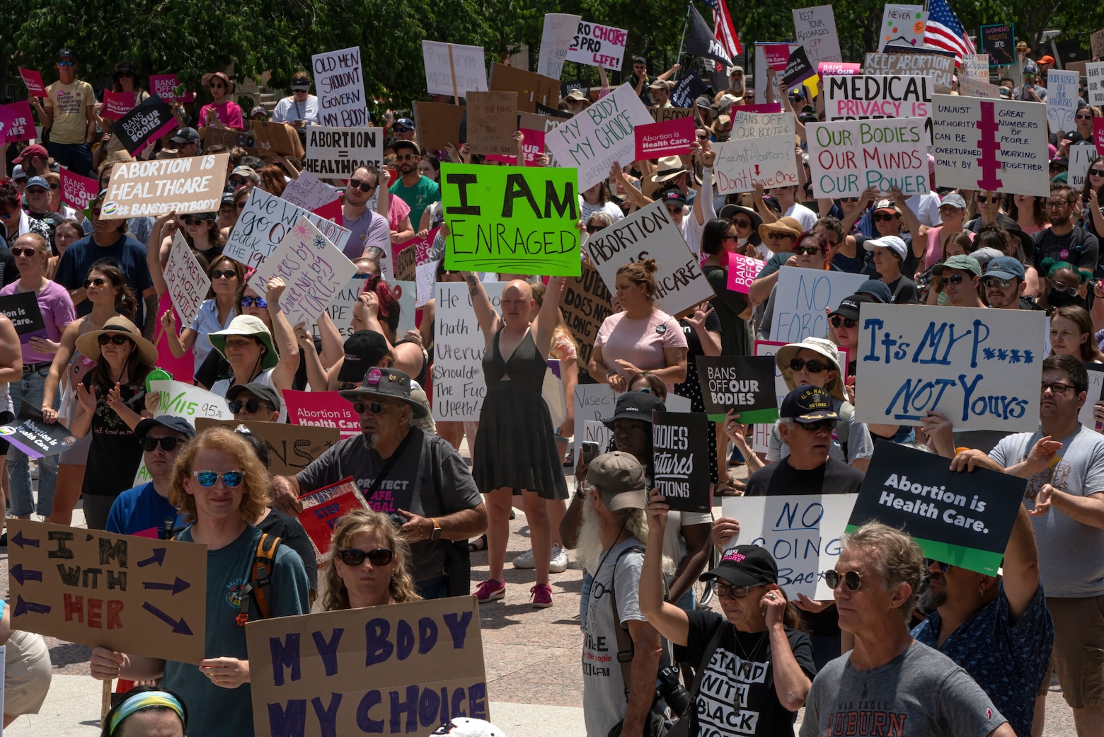 Protesters rallied in downtown Nashville on their way to the Tennessee Capitol and the federal courthouse. (John Partipilo/Tennessee Lookout)