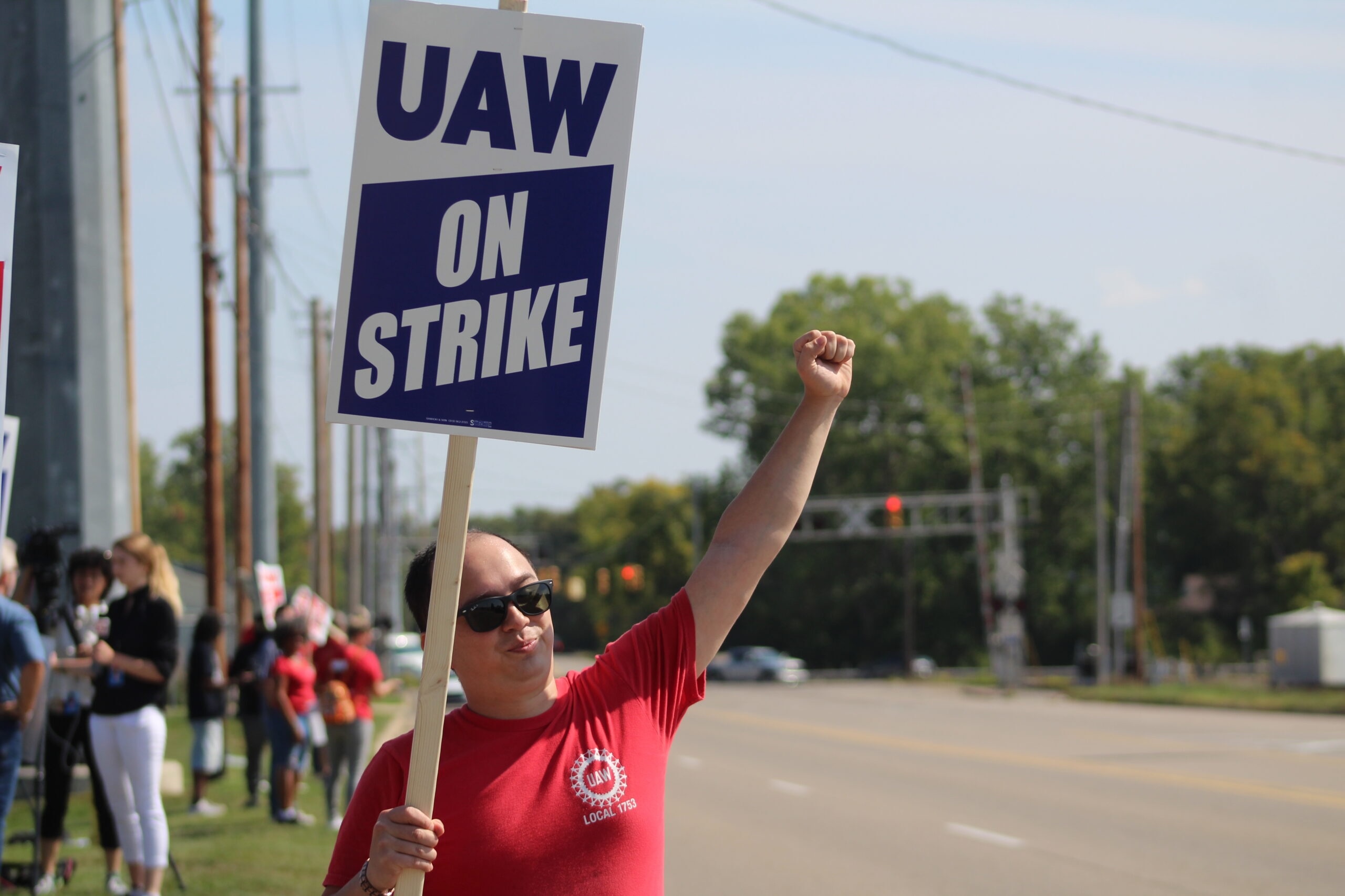 Employees join the picket line in September 2023 at General Motors’ Lansing Redistribution Center in Lansing, Mich. (Anna Liz Nichols/Michigan Advance)
