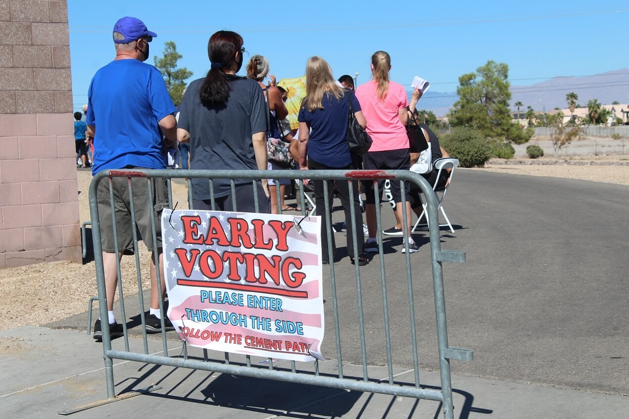 Voters line up on the first day of early voting in 2020 in Las Vegas, Nev. (Jeniffer Solis/Nevada Current)