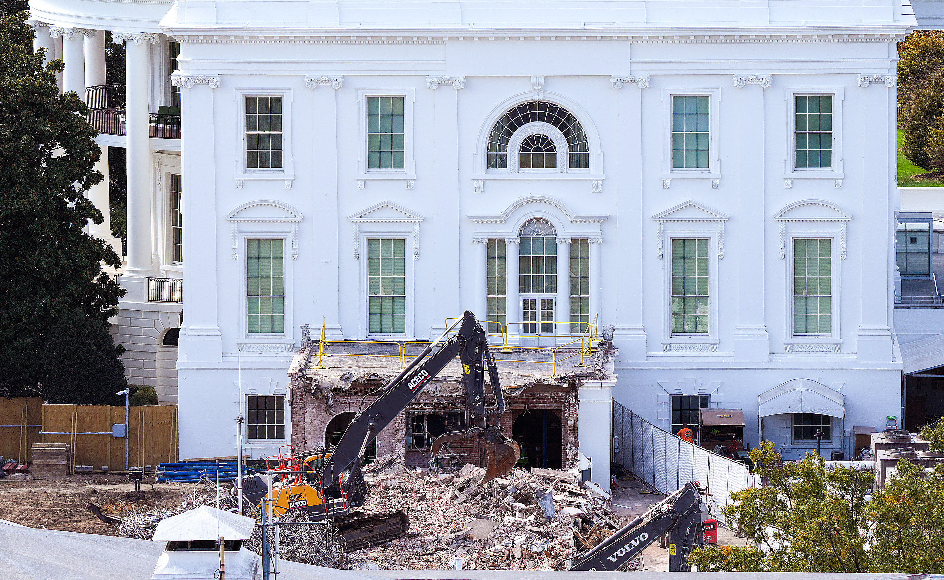 Trump Press Secretary Defends White House Ballroom Project Amid East 