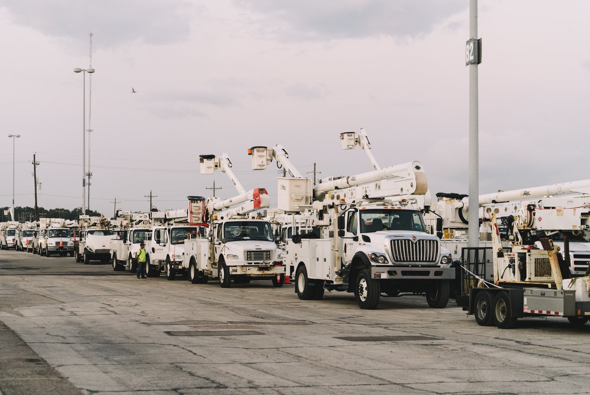 “Get back up and go”: CenterPoint linemen take on a broken grid as Houstonians seethe “Get back up and go”: CenterPoint linemen take on a broken grid as Houstonians seethe