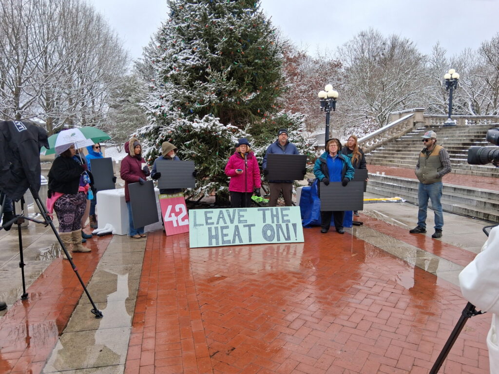 Advocacy groups call for a utility disconnection moratorium through the winter