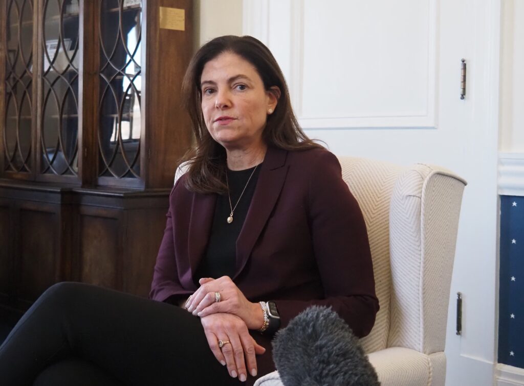 Defying party, Ayotte vetoes school book removal bill, other Republican legislation Defying party, Ayotte vetoes school book removal bill, other Republican legislation