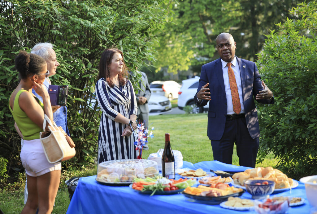 Governor hopefuls make final pitches as wild primary nears end Governor hopefuls make final pitches as wild primary nears end