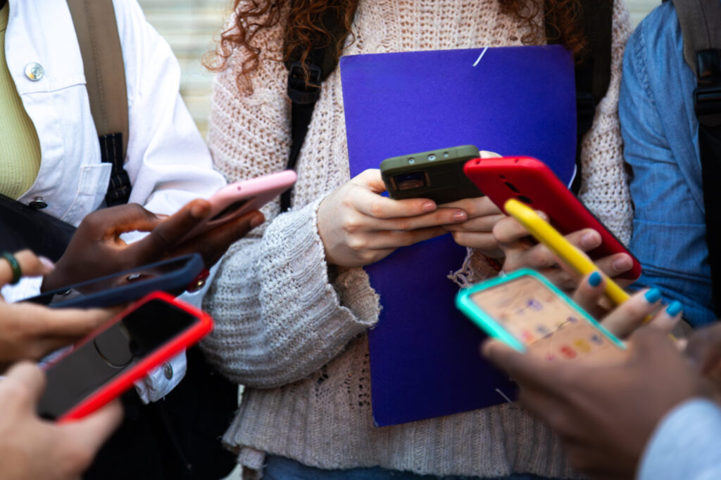 Lawmakers consider a statewide policy to prohibit students from using cell phones during school
