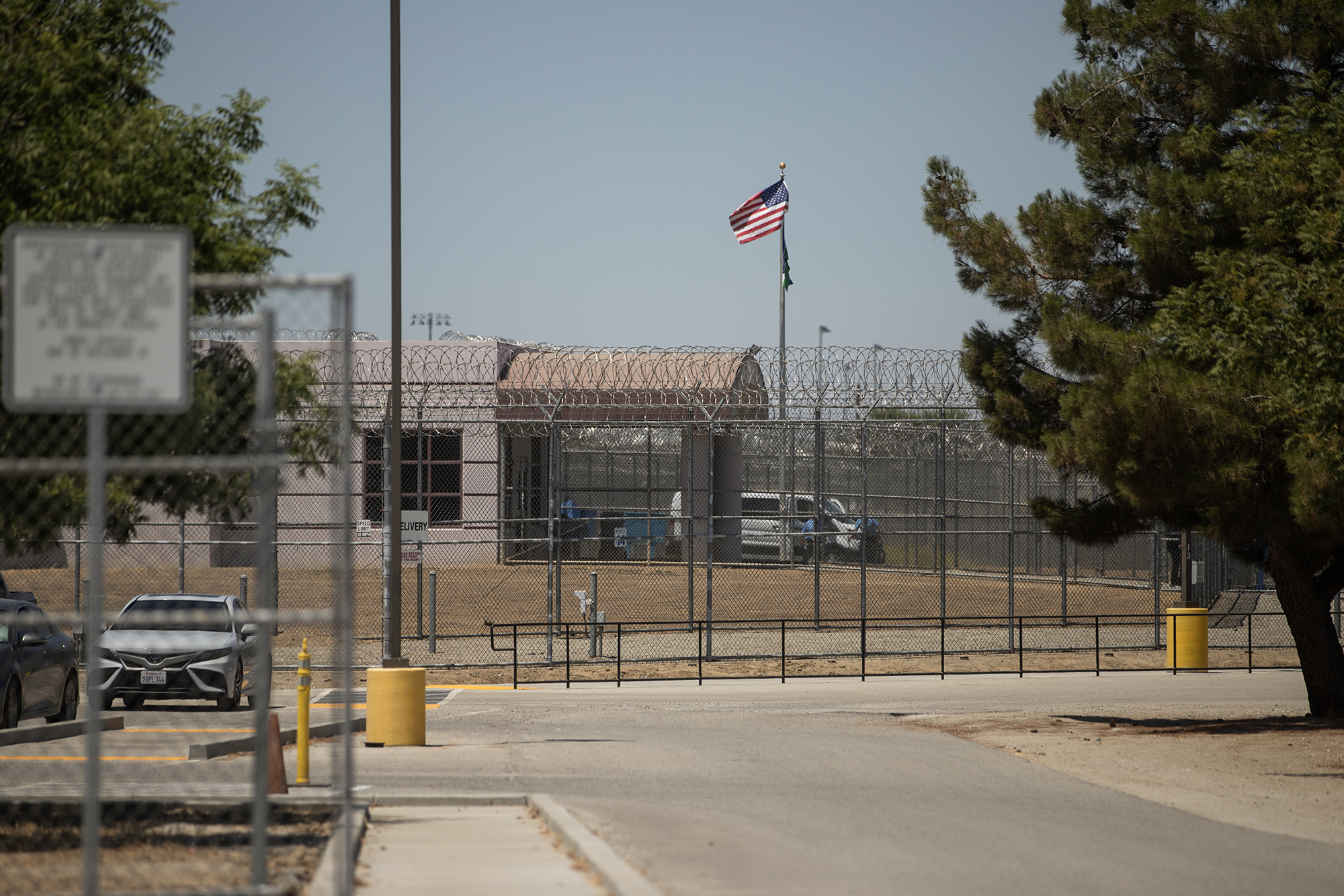 California says ICE detainees have labor rights. They earn $1 a day scrubbing bathrooms The Golden State Annex, a U.S. Immigration & Customs Enforcement detention facility, in McFarland on July 8, 2024. Photo by Larry Valenzuela, CalMatters/CatchLight Local