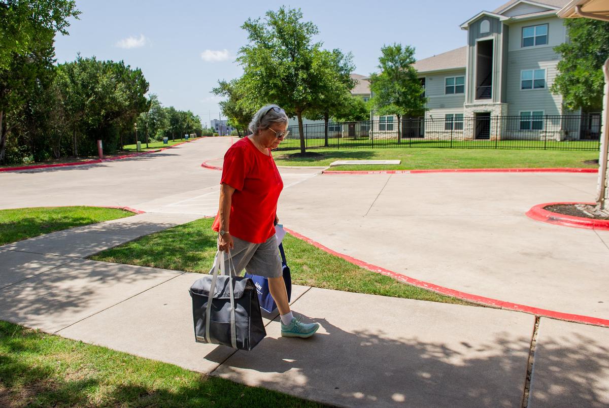 Meals On Wheels waiting lists grow as Texas braces for federal funding cuts Austin resident Mary Sisler walks with food delievery bags during a Meals on Wheels food drop off in Austin, Texas Tuesday June 18, 2025. Sisler has been voluentering with Meals on Wheels for over twenty years.
