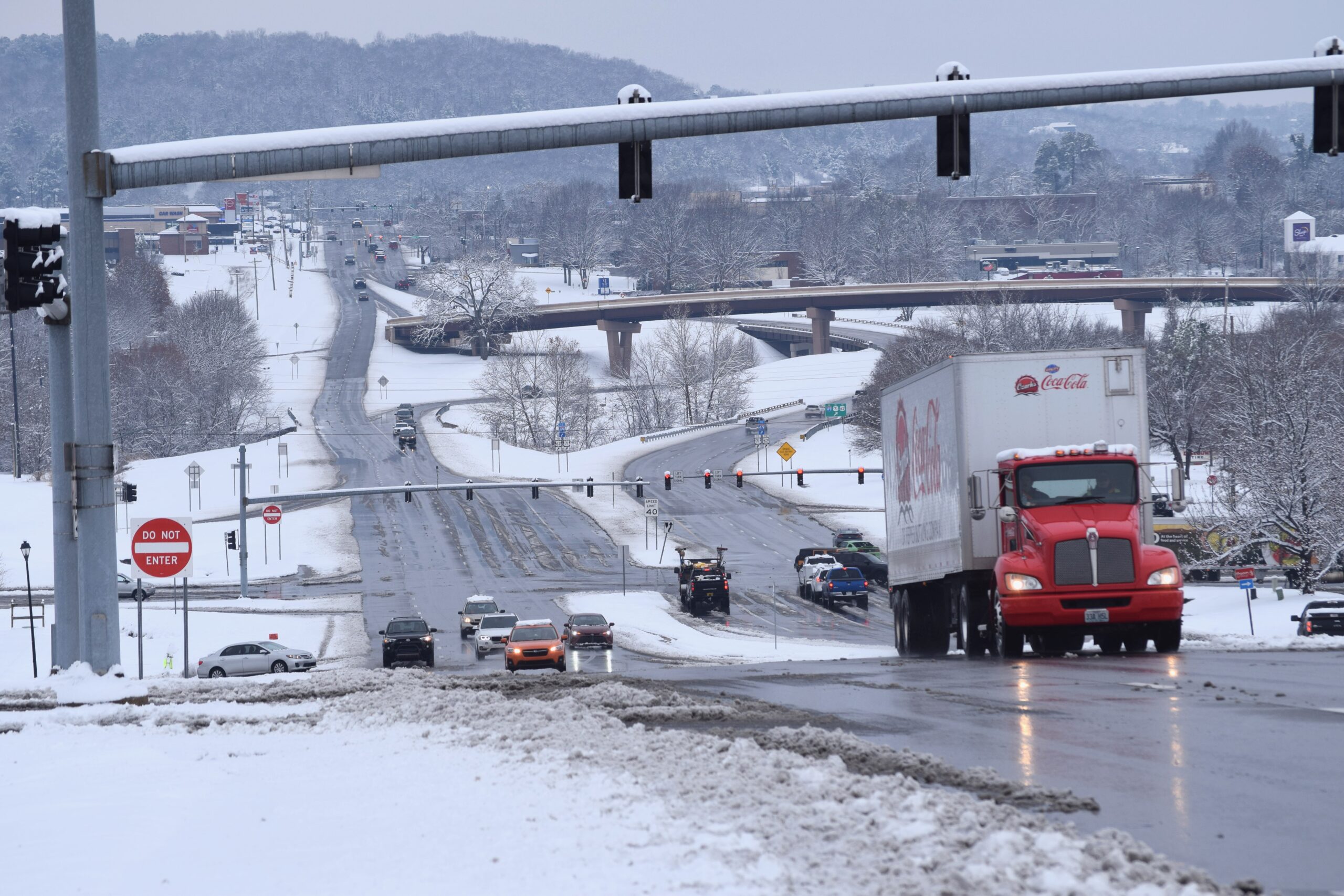 Thousands of Arkansans without power as winter storm continues Cars drive on slick streets in north Fayetteville