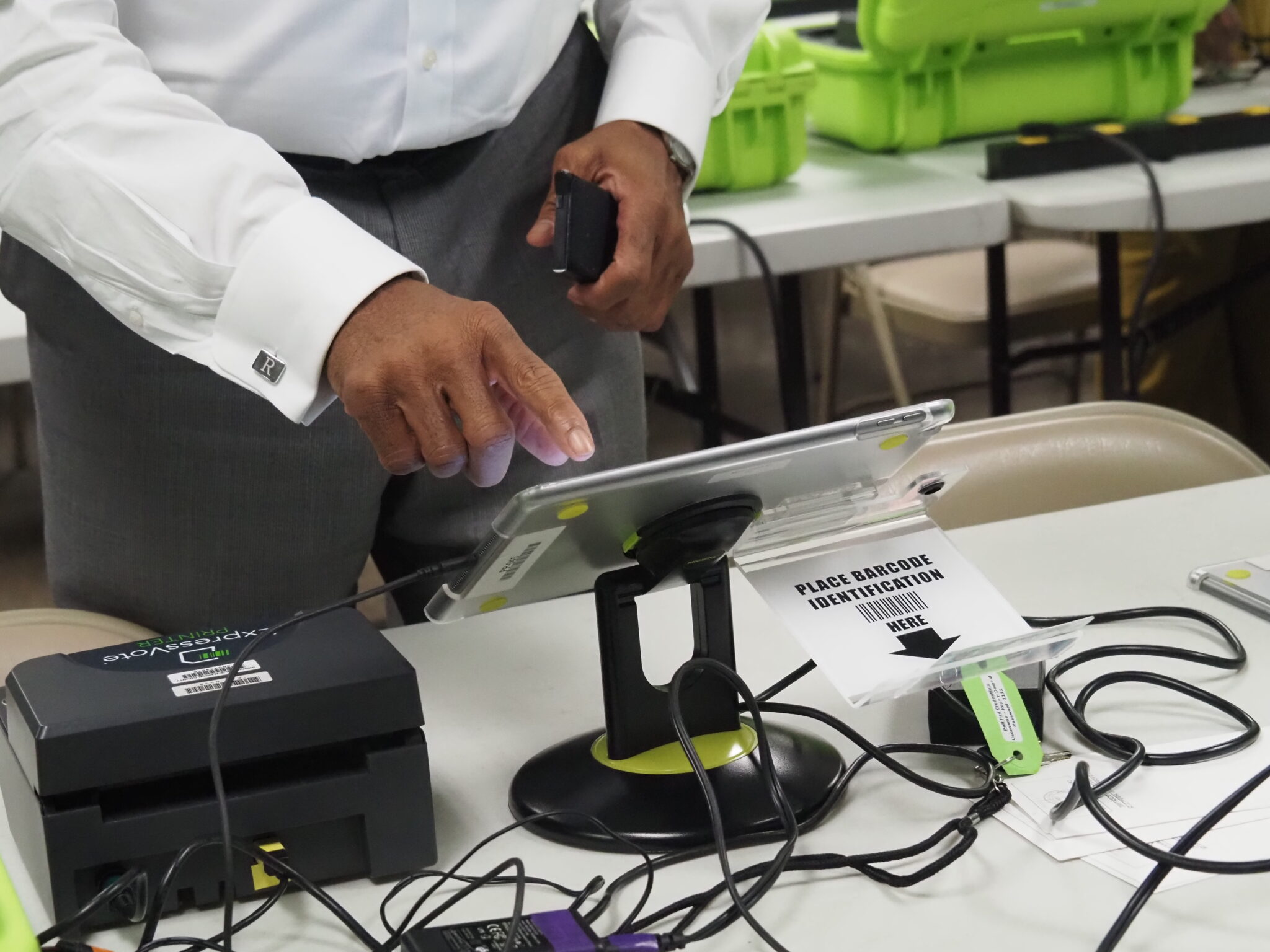 Poll workers emphasize election confidence, customer service 敬散瑩潮