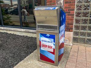 Ahead of the May 2024 primary, a drop box for mail-in ballots sits outside the Shelby County Courthouse Annex in Shelbyville. (Kentucky Lantern photo by McKenna Horsley)
