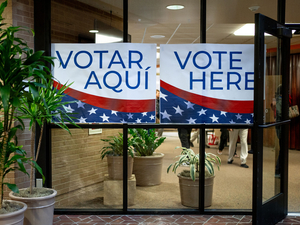 Signs in English and Spanish direct voters to the polls at the Salt Lake County Government Center in Salt Lake City on Election Day, Tuesday, Nov. 5, 2024. (Photo by Spenser Heaps for Utah News Dispatch)