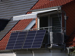 States OK solar panels for balconies. Safety guidelines haven’t caught up.