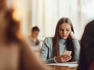 WA governor lays groundwork for cellphone ban in public schools
