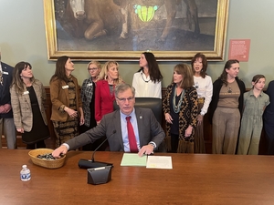 Governor signs literacy bill that advocates declare ‘a win for Wyoming children’