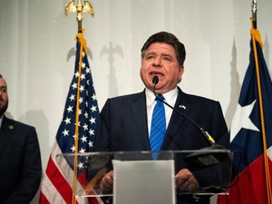 Illinois governor’s race shifts to Texas
