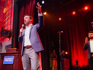 Murphy hits US campaign trail, seeks to boost CT ‘No Kings’ rallies