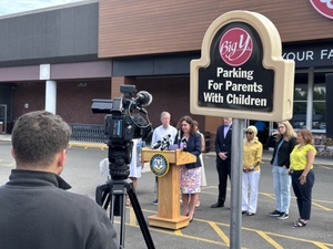 Lamont gives early peek at minimum wage boost for 2027