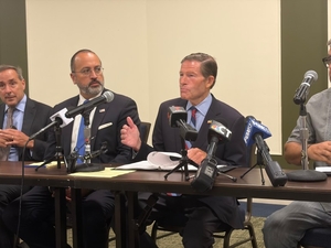 In Danbury, Sen. Blumenthal hears ’emotional’ accounts of ICE operation