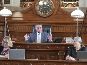 Legislators override veto to create 25-foot ‘safe zone’ around police, emergency personnel