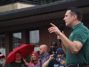 Iowa gubernatorial candidate’s personal loans sustain Kansas school he touts as better model