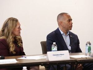 Jeffries talks AI concerns at roundtable with Macomb County community leaders