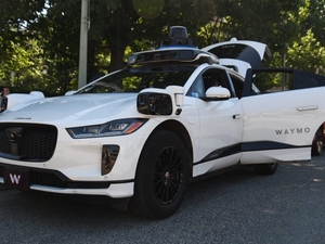 Minneapolis council advances proposal to mandate human drivers in robotaxis