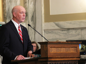 In effort to move hay, governor temporarily relaxes some road rules
