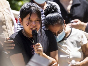 Community rallies after death of Plainfield man in ICE custody