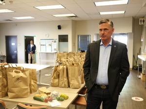NM US Sen. Heinrich tours Albuquerque Food Farmacy to tout fruits and vegetables as medicine