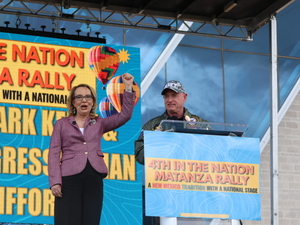 Democratic US senators considering presidential runs rally party faithful at New Mexico matanza