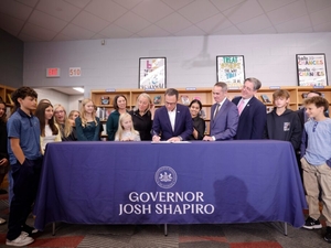 Shapiro signs bell-to-bell cellphone ban for Pa. schools