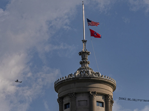 Tennessee governor backs plan to name Nashville airport for Dolly Parton
