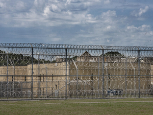 Federal court temporarily halts execution of Tennessee woman on death row