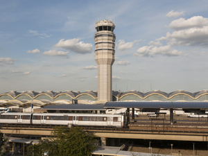 Va.’s US Sens. Kaine, Warner introduce bill to curb overcrowding at Reagan National Airport