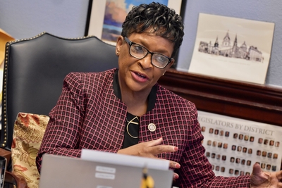 Jones steps down, ending historic era as House Speaker