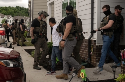 Agents make an immigration arrest in April in Nashville, Tenn. A new federal appeals court ruling means many immigration prisoners from all over the country can still be held indefinitely without bond in some of the nation’s largest detention centers in Louisiana, Mississippi and Texas. (Photo by John Partipilo/Tennessee Lookout)
