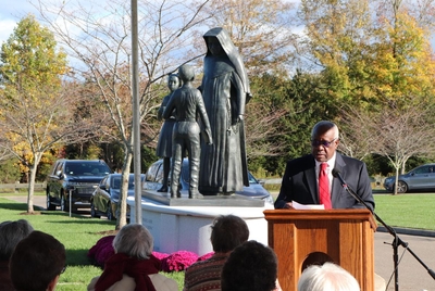 Thomas attended the 2021 unveiling of a statue of his eighth grade teacher.