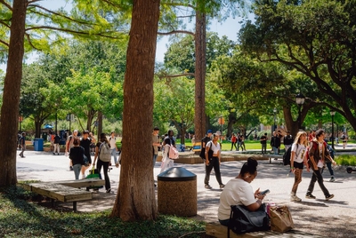 ARLINGTON, TX - SEPTEMBER 10, 2024: Students walk throughout the University of Texas at Arlington (UTA) campus in Arlington, Texas on Tuesday, September 10, 2024. CREDIT: Desiree Rios for The Texas Tribune