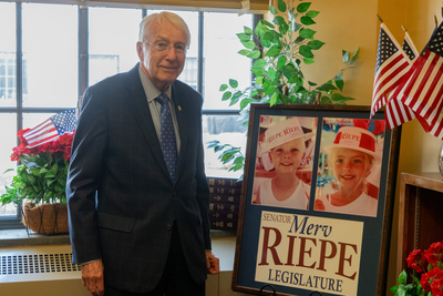In ‘purple’ Legislative District 12, swing-vote Riepe faces Democrat challenger Knorr