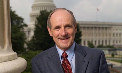 photo of Sen. Jim Risch with U.S. Capitol building in the background