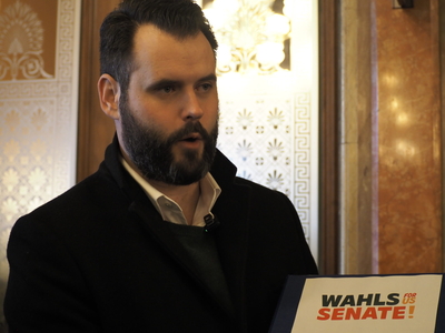 U.S. Senate candidates Ashley Hinson, Zach Wahls submit petitions for Iowa primary ballot
