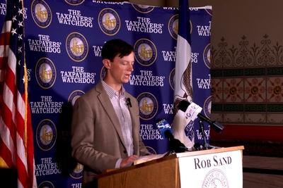 Auditor: Employee salaries rose for governor’s and secretary of state’s offices