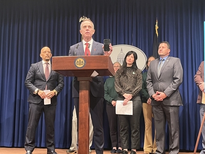 Shapiro signs bell-to-bell cellphone ban for Pa. schools