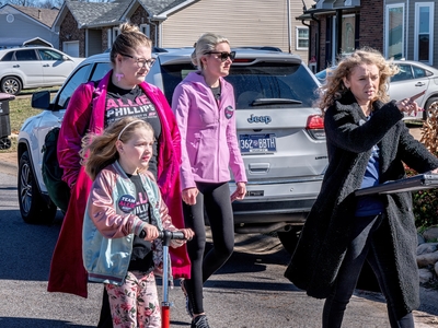 Campaign manager Megan Lange, left, walks with House District 75 Democratic candidate Allie Phillips, right, to collect signatures. Phillips’ friend, Kathryn Rickmeyer, and her 6-year-old daughter also joined canvassing for the afternoon. (Photo by John Partipilo/Tennessee Lookout) 