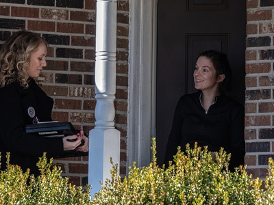 House District 75 Democratic candidate Allie Phillips speaks with a neighbor about her ballot petition in Clarksville, Tennessee. (Photo by John Partipilo/Tennessee Lookout)