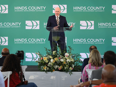 ‘When Amazon comes to town.’ Clinton and company host ribbon cutting for new data center&nbsp;