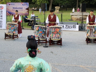 Performers drum Moedumbuk 