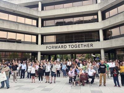 Hundreds of people in Springfield, Ohio rallied to show their support for Haitians after the U.S. Supreme Court ruled that President Donald Trump can end legal status for Haitians who’ve fled the violence in their home country. (Photo by Megan Henry, Ohio Capital Journal).