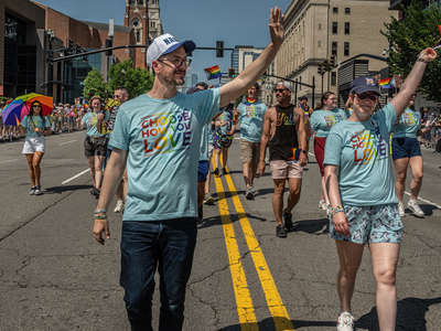 Nashville Mayor Freddie O'Connell and partner Dr. Whitney Boone walk the parade route wearing shirts saying, "Choose How You Love" -- a takeoff on the mayor's transit plan, "Choose How You Move. (Photo: John Partipilo/Tennessee Lookout)