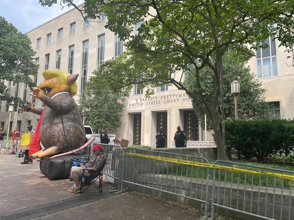 A giant rat with features resembling those of former President Donald Trump has been set up outside the courthouse where Trump will be arraigned on Aug. 3, 2023. (Ariana Figueroa/States Newsroom)